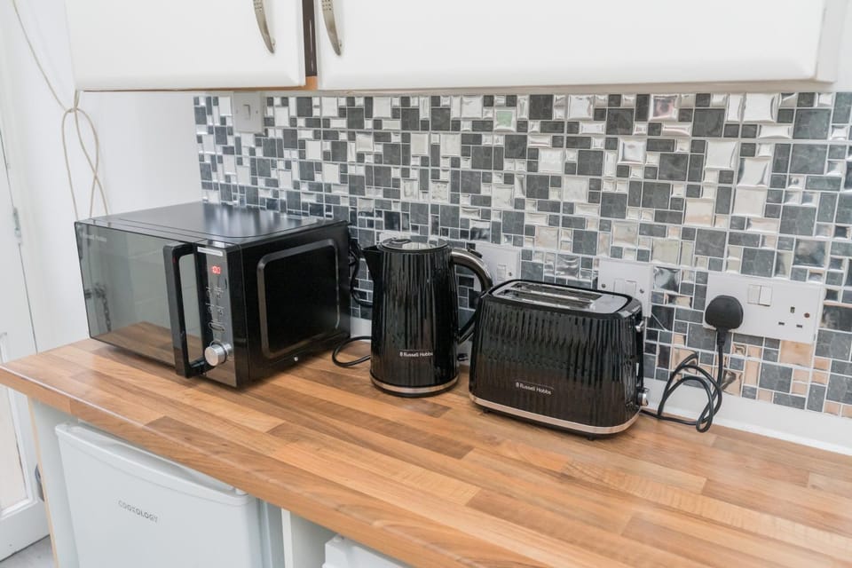 Coffee/tea facilities, Kitchen or kitchenette, microwave, toaster, washing machine, kitchen