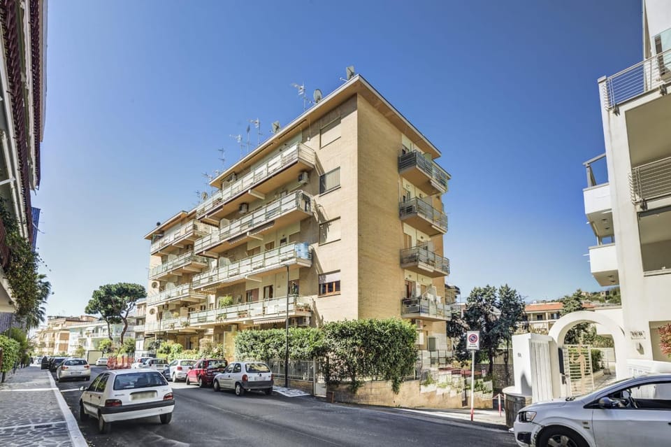 Neighbourhood, Street view