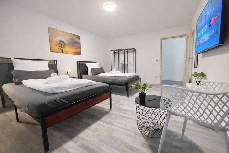 Bed, TV and multimedia, Photo of the whole room, Bedroom, towels