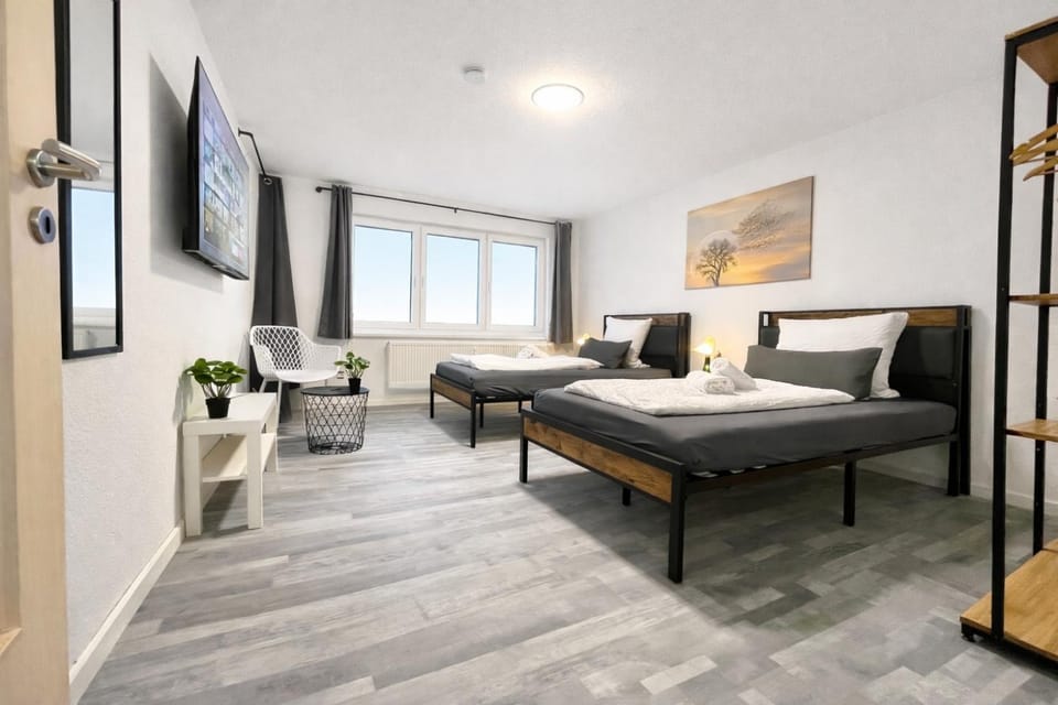 Bed, TV and multimedia, Photo of the whole room, Bedroom, towels