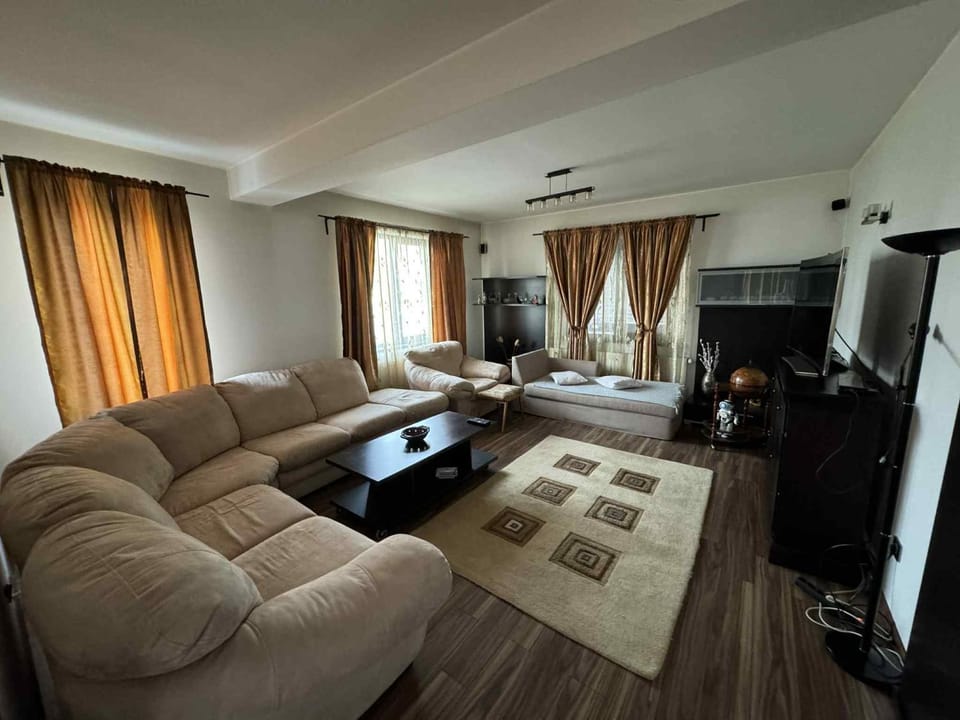 Communal lounge/ TV room, TV and multimedia, Living room, Seating area, Evening entertainment