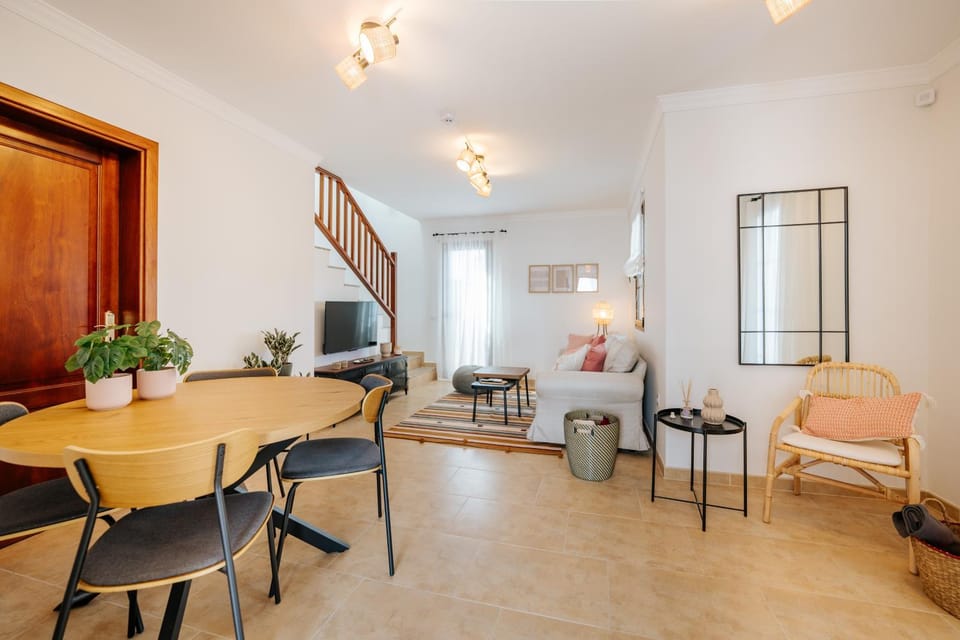 TV and multimedia, Living room, Seating area, Dining area