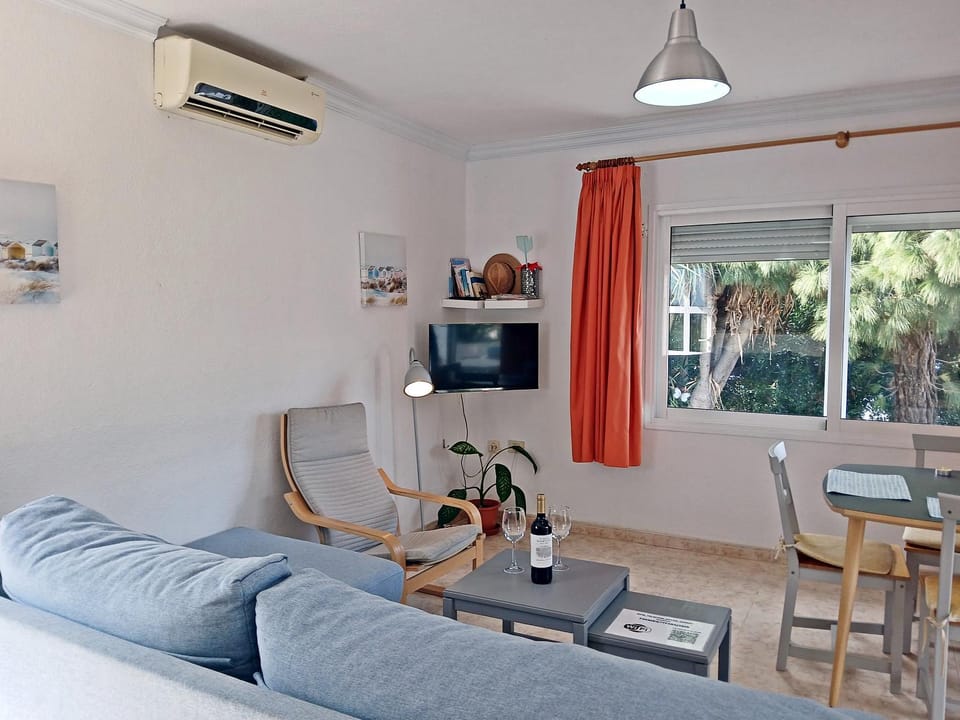 TV and multimedia, Living room, Seating area, Dining area, air conditioner