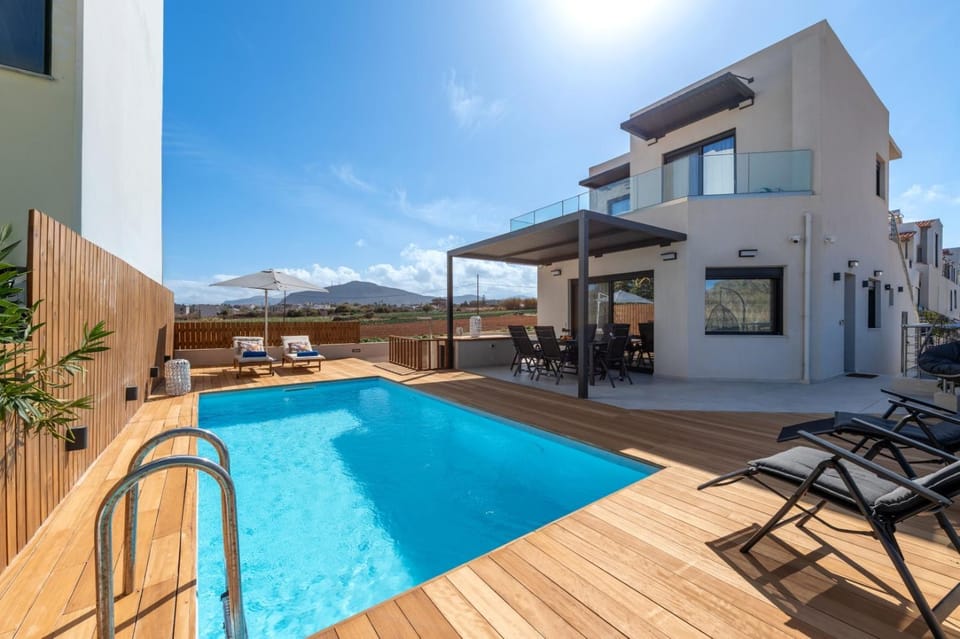 Blue Essence Seaside Villa and Suite Apartment in Crete