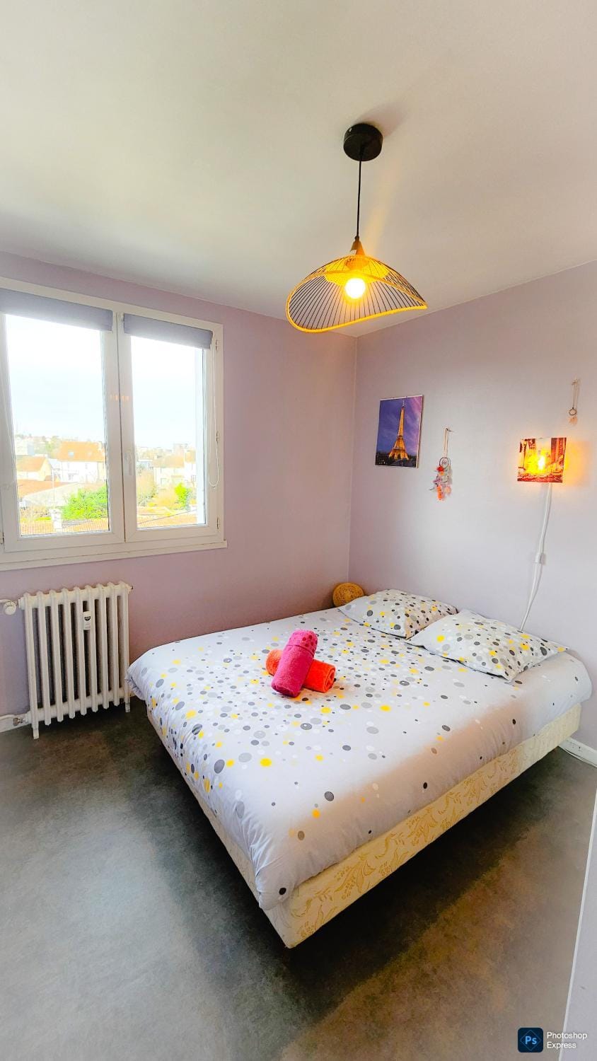 Bed, Photo of the whole room, Bedroom, towels