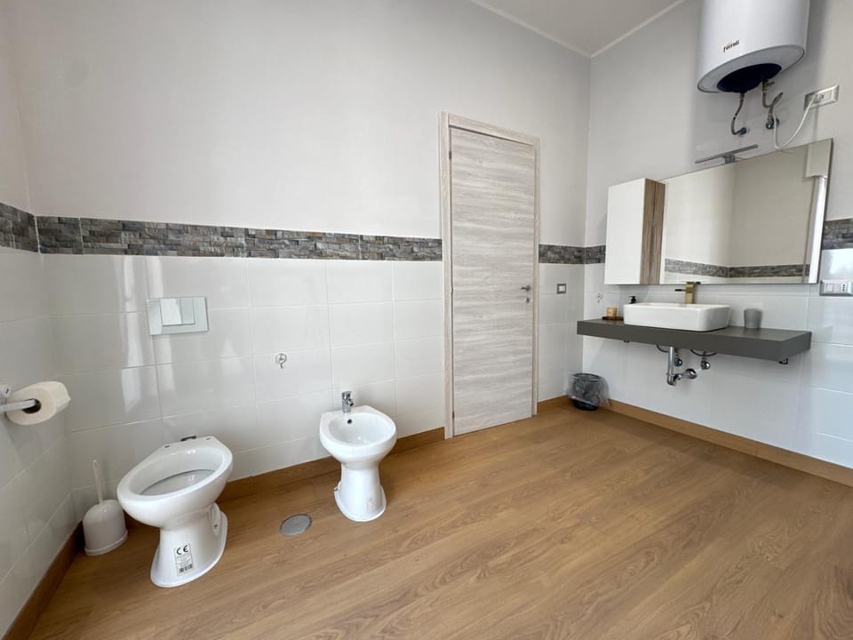 Shower, Toilet, Bathroom, bidet, towels