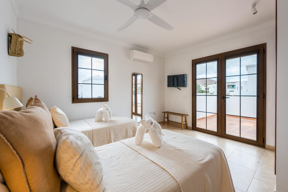 Bed, TV and multimedia, Balcony/Terrace, Photo of the whole room, Bedroom, towels