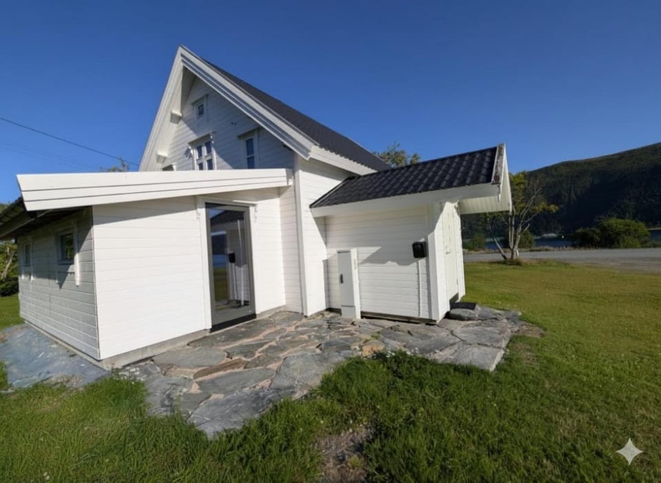 Property building, Patio, Off site, Summer, Garden