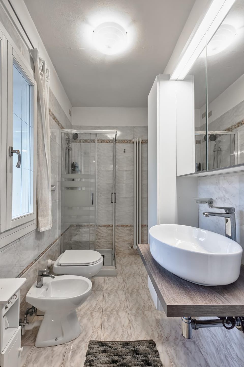 Shower, Toilet, Bathroom, bidet, towels
