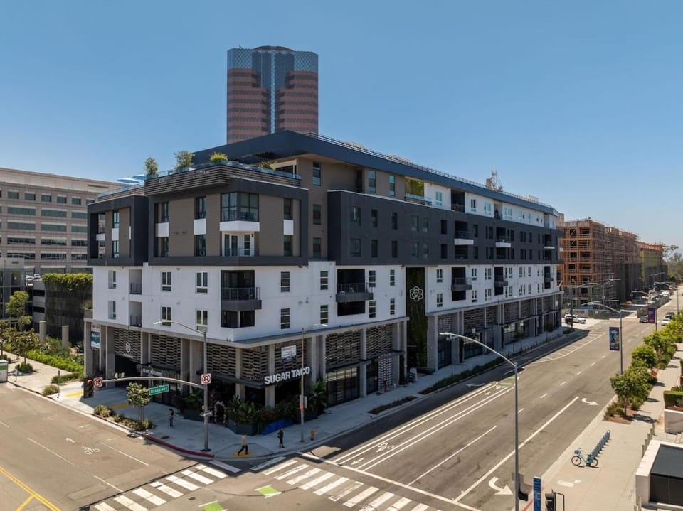 Stylish City Escape Walk to Shops Dine & Explore Apartment in Long Beach
