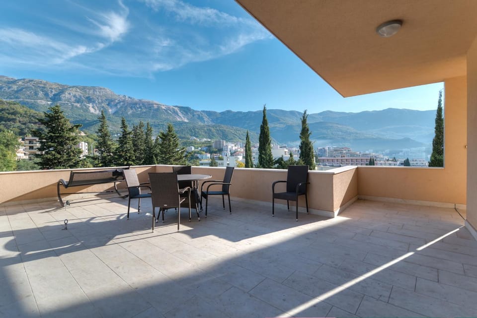 Day, Natural landscape, View (from property/room), Balcony/Terrace, Dining area, Mountain view
