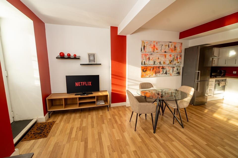 Communal lounge/ TV room, TV and multimedia, Kitchen or kitchenette, Living room, Seating area, Dining area, Evening entertainment