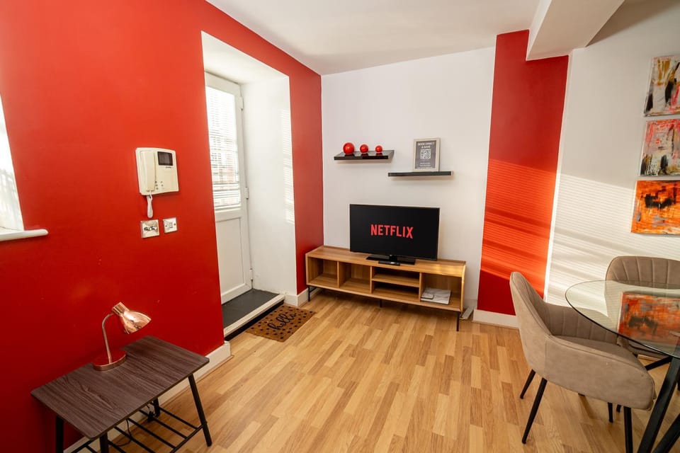 TV and multimedia, Living room, Seating area, Dining area