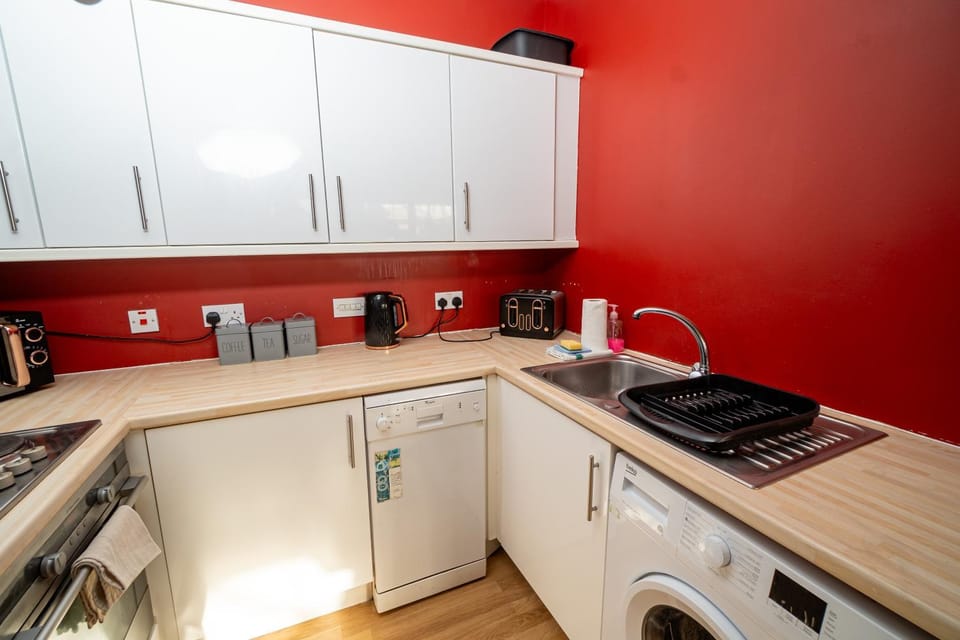 Coffee/tea facilities, Kitchen or kitchenette, dishwasher, oven, stove, toaster, washing machine