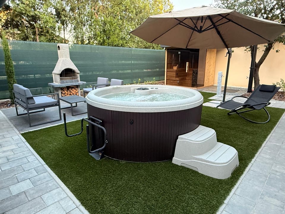 Day, Natural landscape, Garden, Hot Tub, Garden view, Pool view, Swimming pool, sunbed