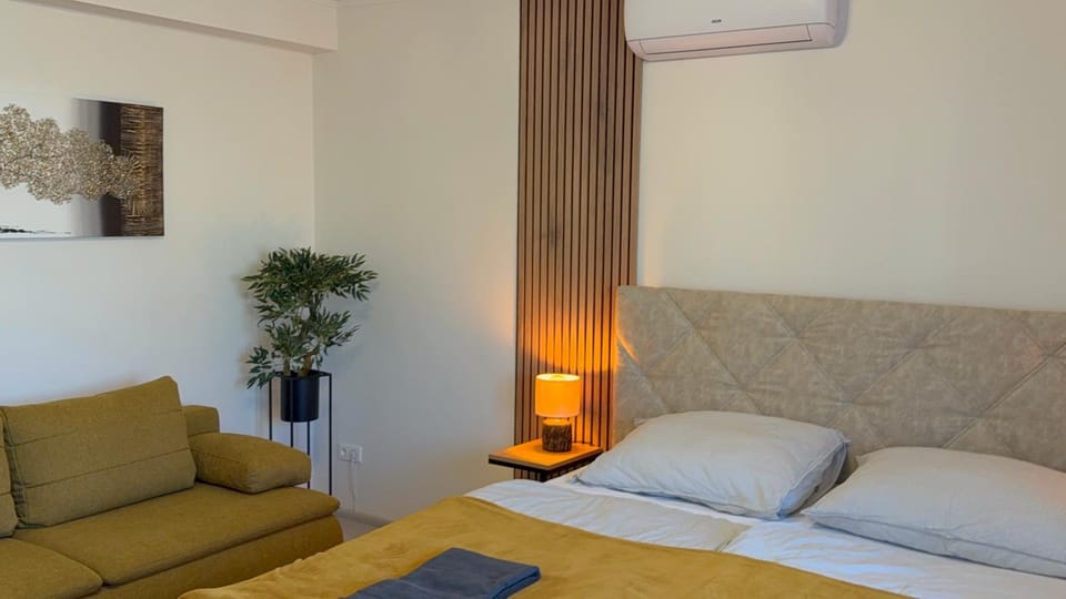 Bed, TV and multimedia, Photo of the whole room, Bedroom, air conditioner