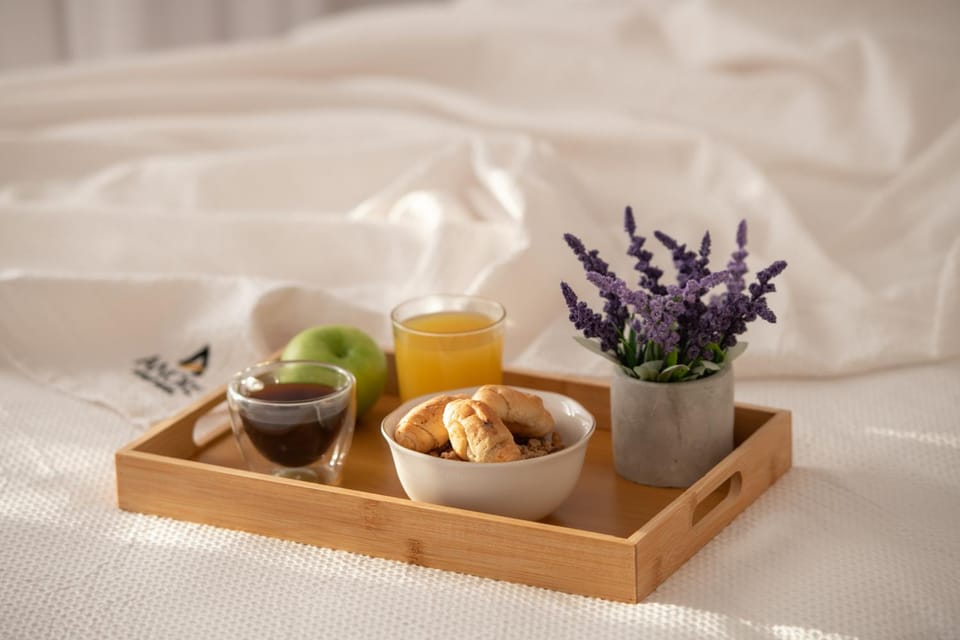 Food and drinks, Bedroom, Food, Drinks