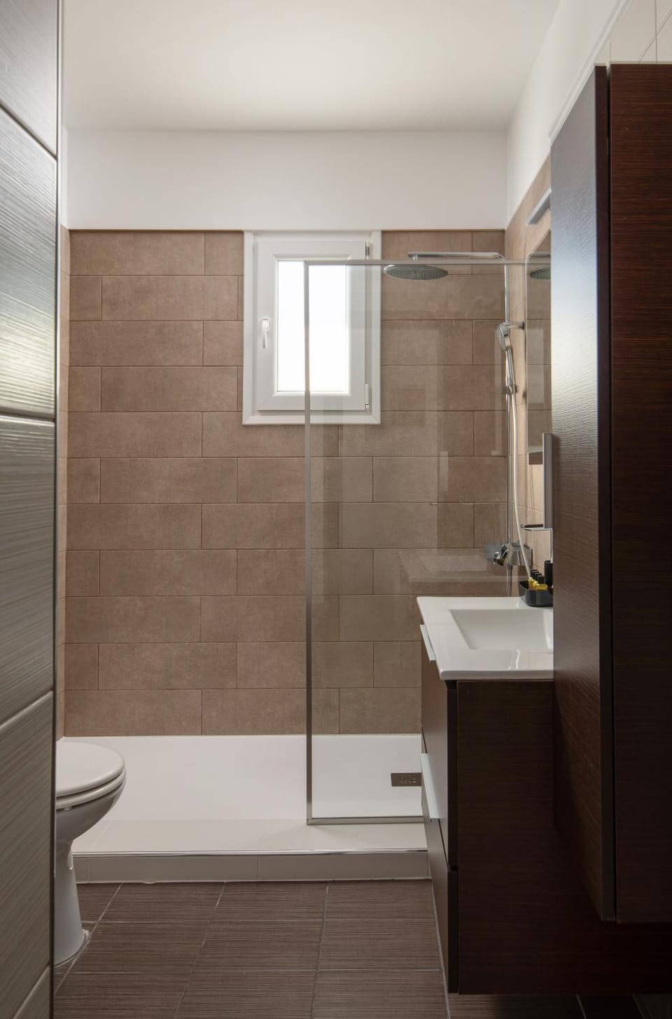 Shower, Toilet, Bathroom, hair dryier, towels