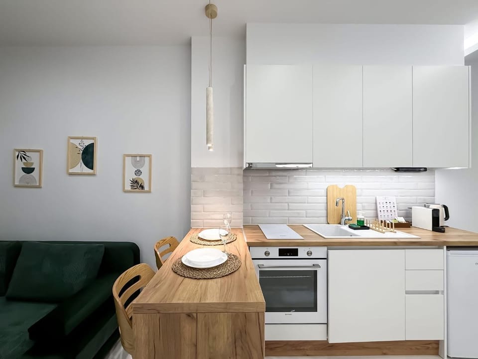 Coffee/tea facilities, oven, stove