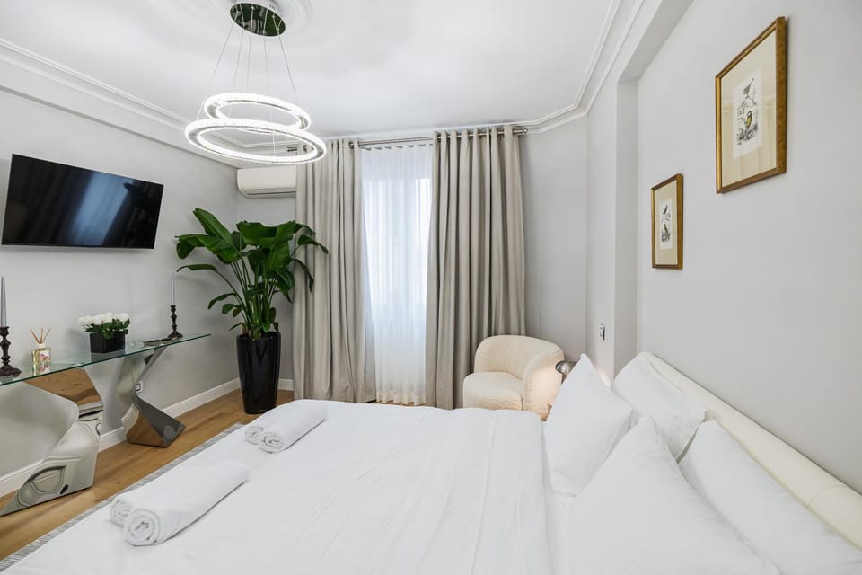 Bed, TV and multimedia, Bedroom, towels