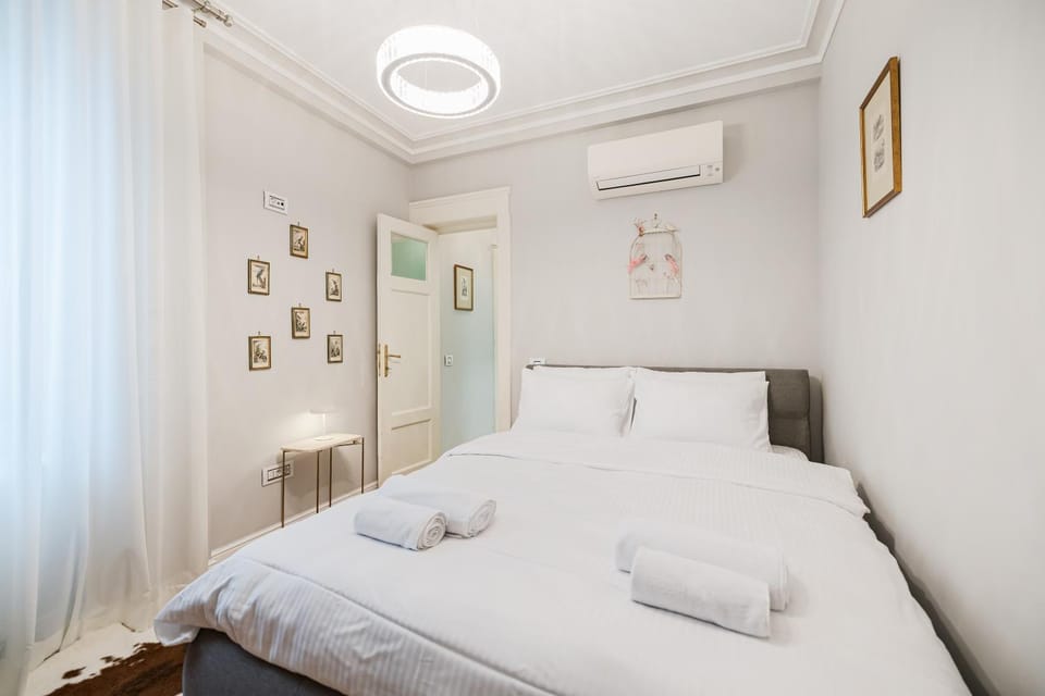 Bed, Bedroom, towels, air conditioner