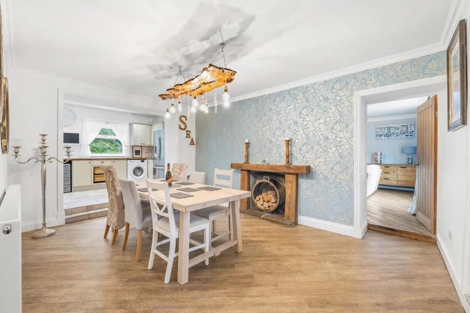 5 Bed Farmhouse with Free Parking & Gym House in Wales
