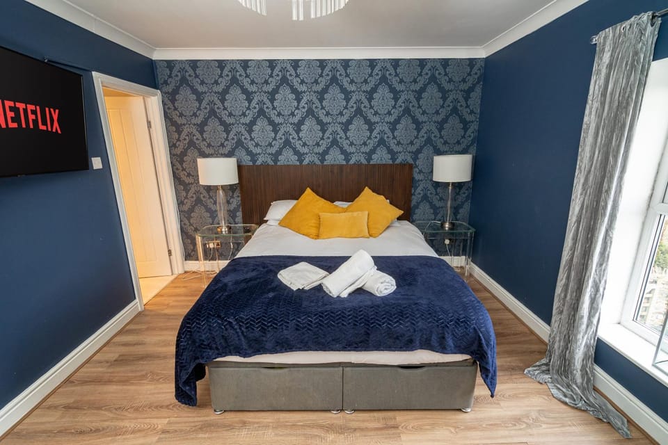 Bed, Photo of the whole room, Bedroom, towels