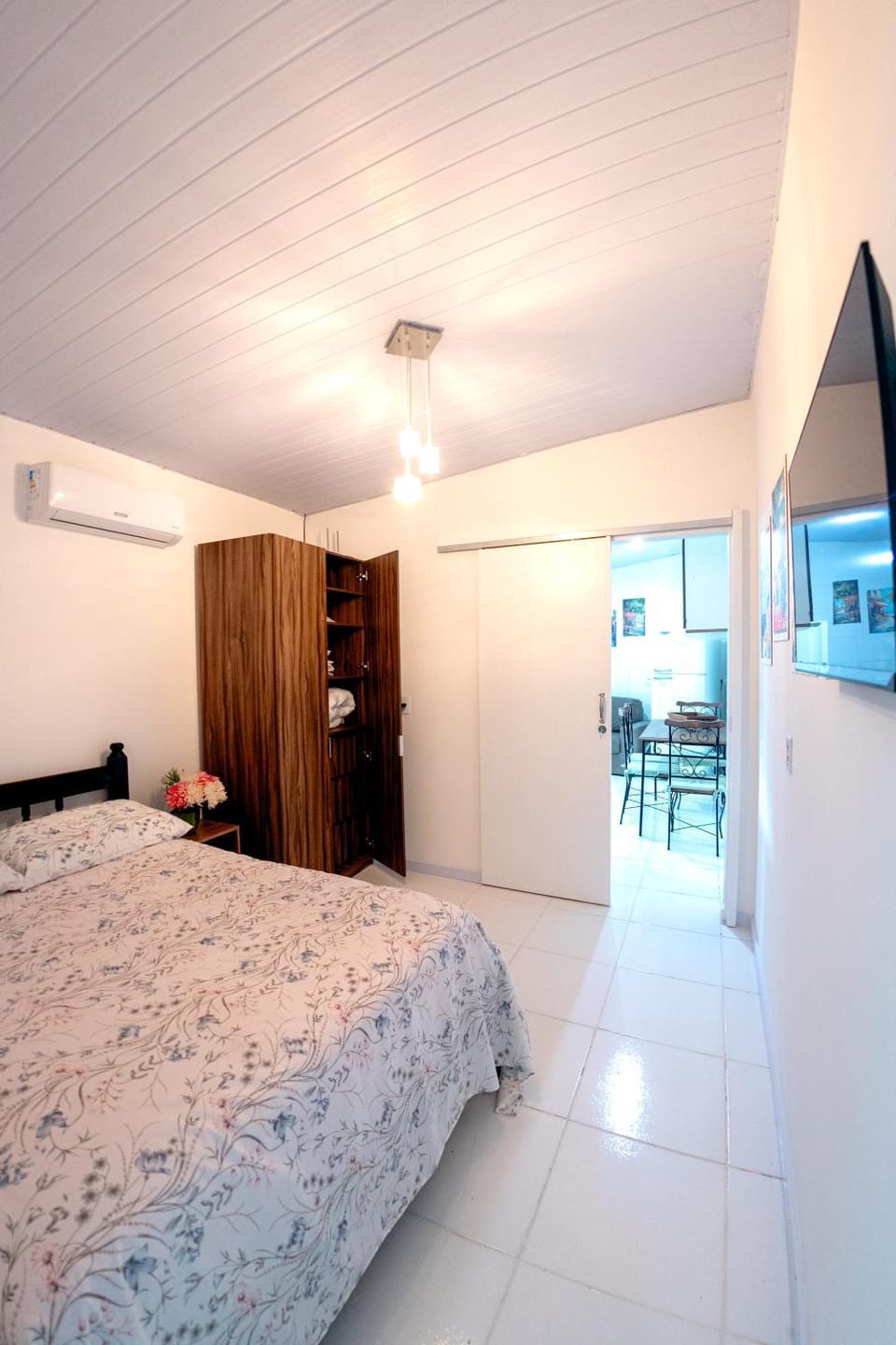 Bed, TV and multimedia, Photo of the whole room, Bedroom, wardrobe, air conditioner