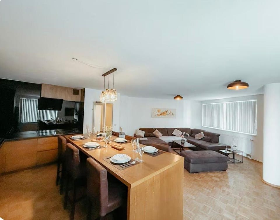 TV and multimedia, Kitchen or kitchenette, Living room, Seating area, Dining area