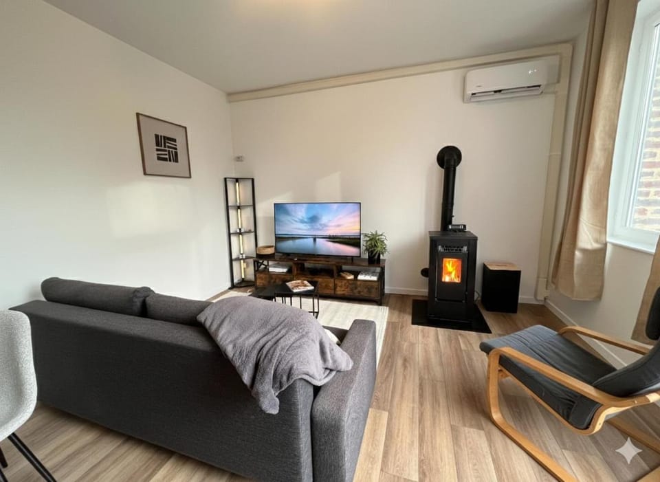Communal lounge/ TV room, TV and multimedia, Living room, Seating area, air conditioner