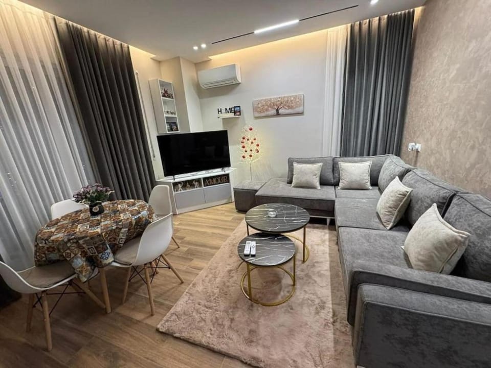 Communal lounge/ TV room, TV and multimedia, Living room, Seating area, Evening entertainment, air conditioner