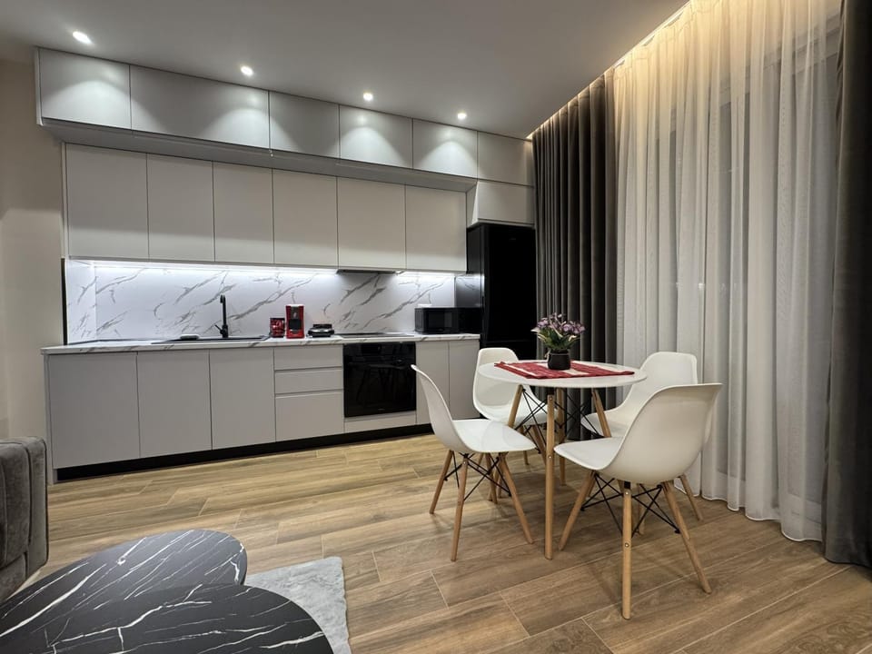 Coffee/tea facilities, Kitchen or kitchenette, Living room, Seating area, Dining area, oven, stove