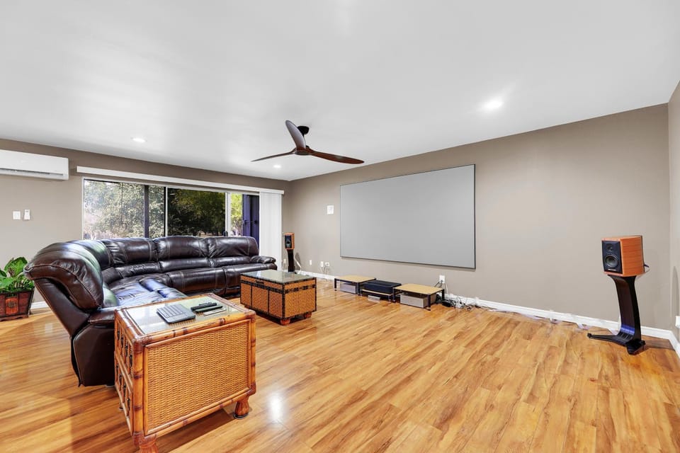 Communal lounge/ TV room, TV and multimedia, Living room, Seating area