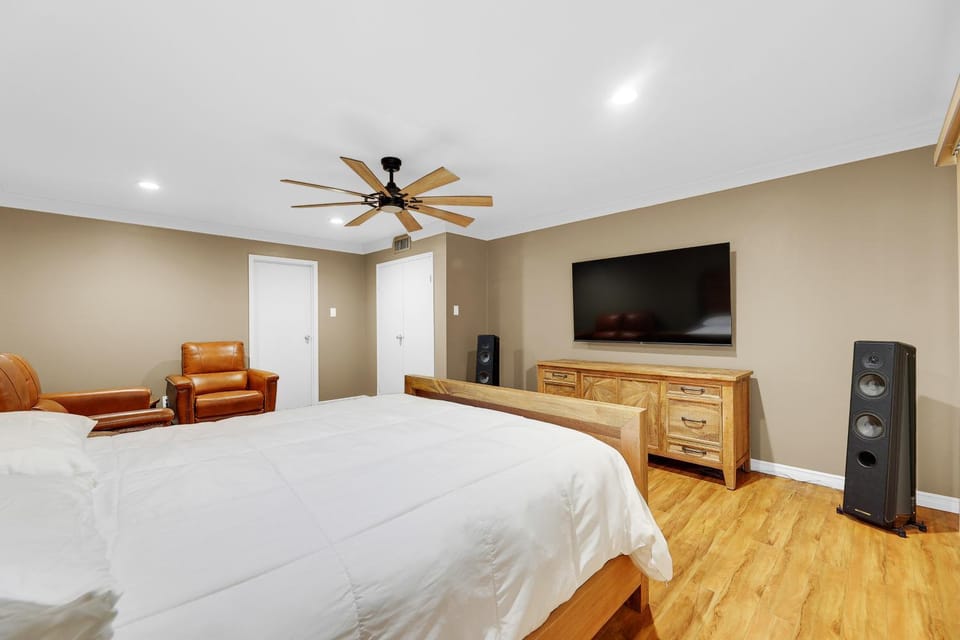 Bed, TV and multimedia, Seating area, Bedroom