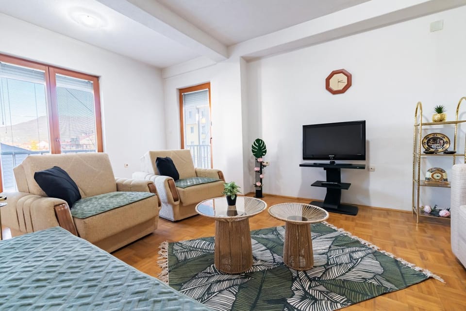 Communal lounge/ TV room, TV and multimedia, Living room, Seating area, Evening entertainment