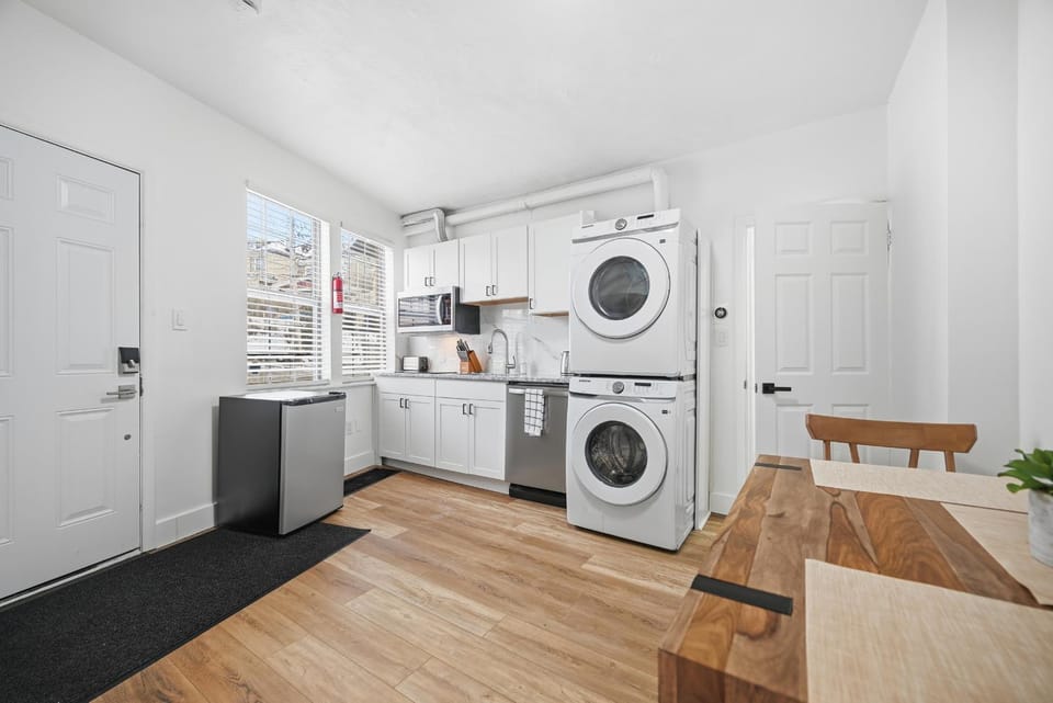 Dormont Pittsburgh 1B Stylish and Modern 1 Bedroom Apartment, Free Street Parking Apartment in Mount Lebanon