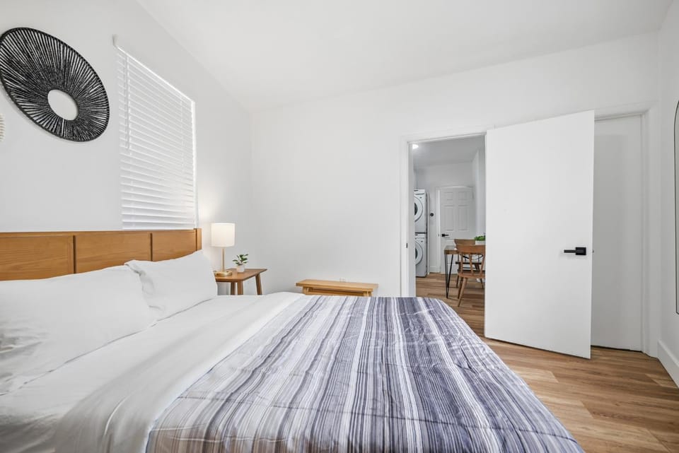 Dormont Pittsburgh 1B Stylish and Modern 1 Bedroom Apartment, Free Street Parking Apartment in Mount Lebanon