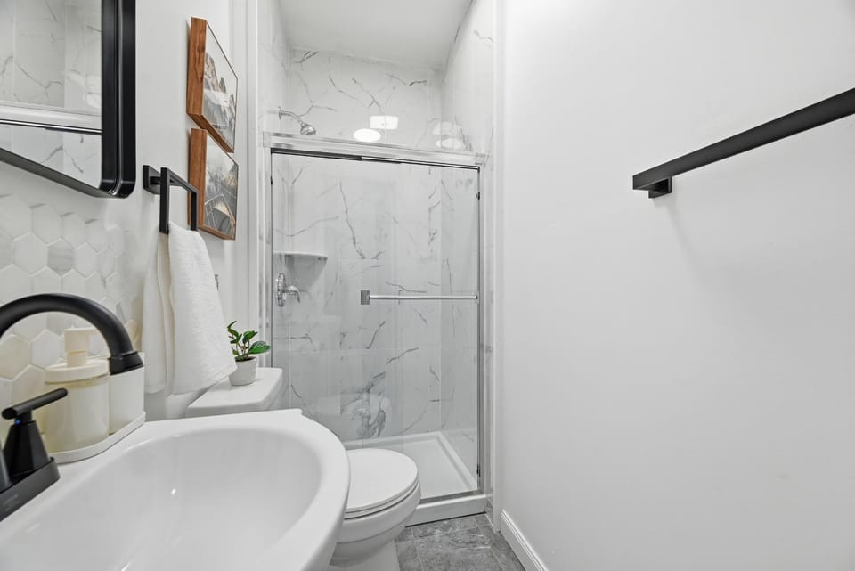 Dormont Pittsburgh 1B Stylish and Modern 1 Bedroom Apartment, Free Street Parking Apartment in Mount Lebanon