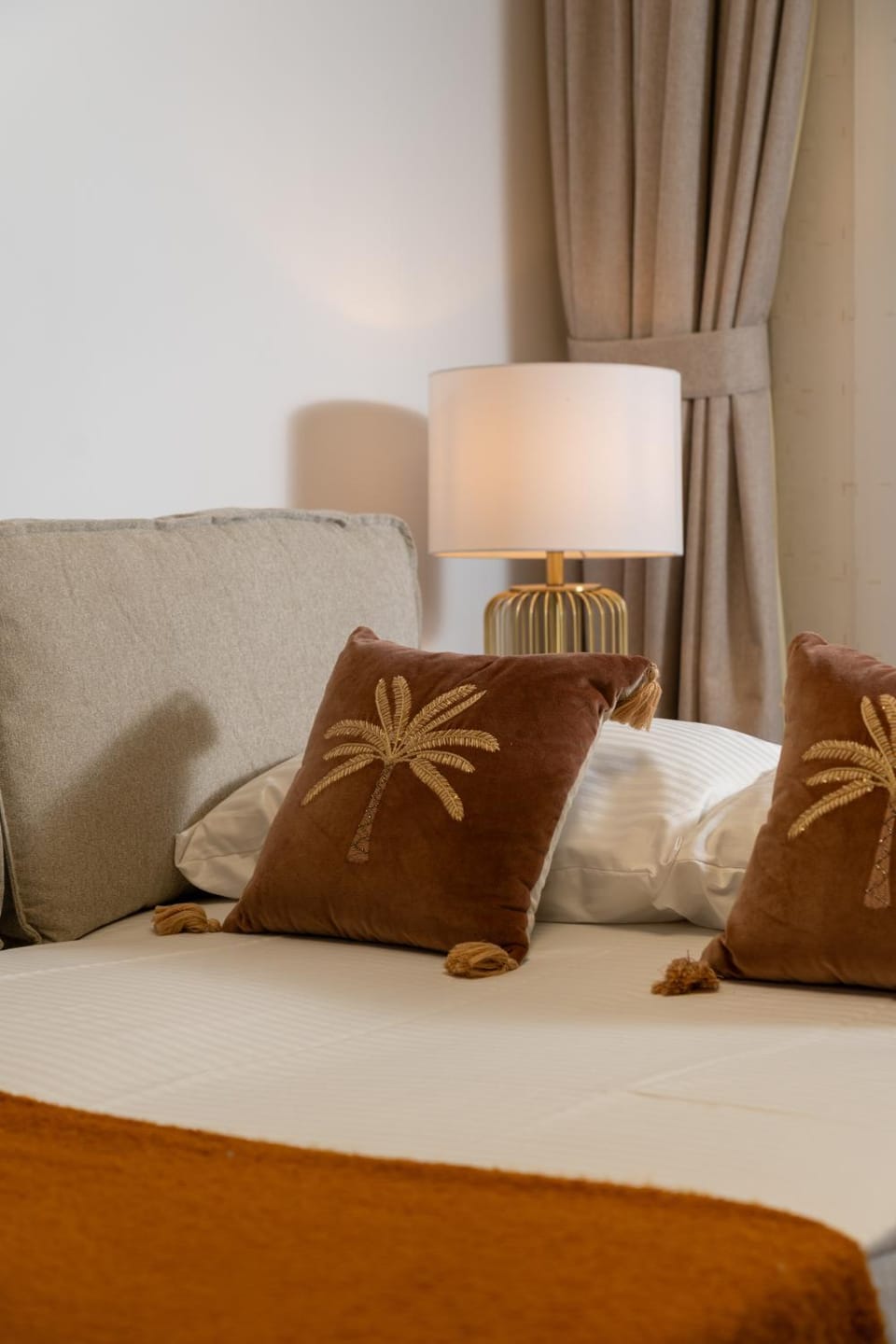 Bed, Living room, Photo of the whole room, Seating area, Bedroom