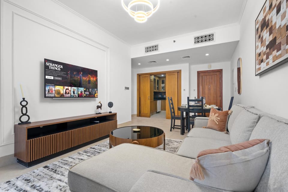 Communal lounge/ TV room, Bed, TV and multimedia, Living room, Photo of the whole room, Seating area, Evening entertainment, Bedroom