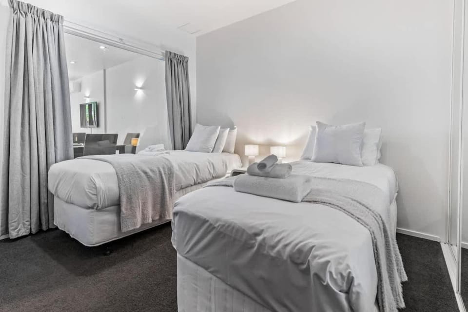 City-centre living meets comfort by Zodiak Stays Apartment in Auckland