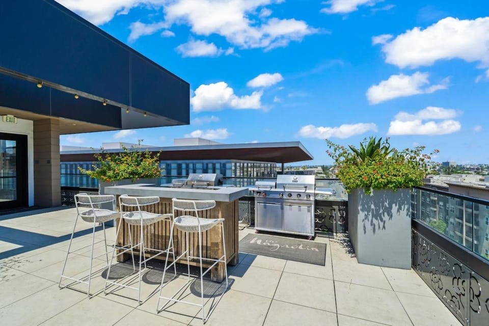 Chic Downtown Stay Walk to Beach Apartment in Long Beach