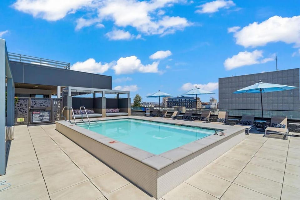 Chic Downtown Stay Walk to Beach Apartment in Long Beach