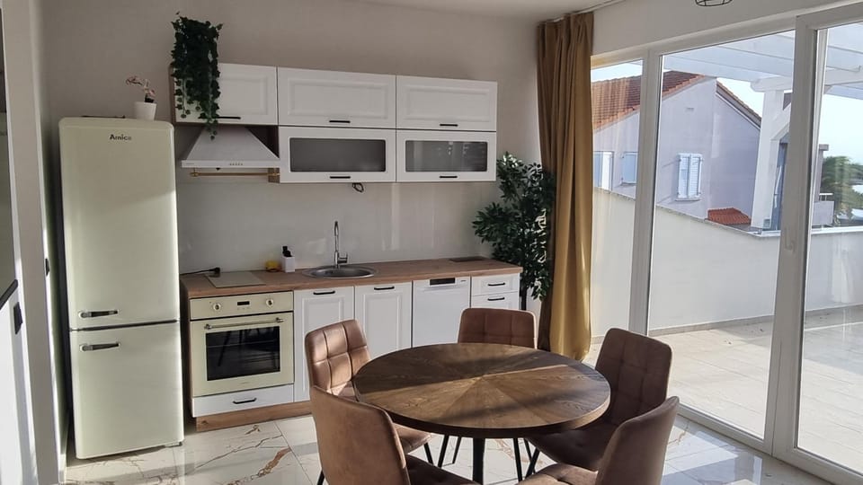 Kitchen or kitchenette, Dining area, stove