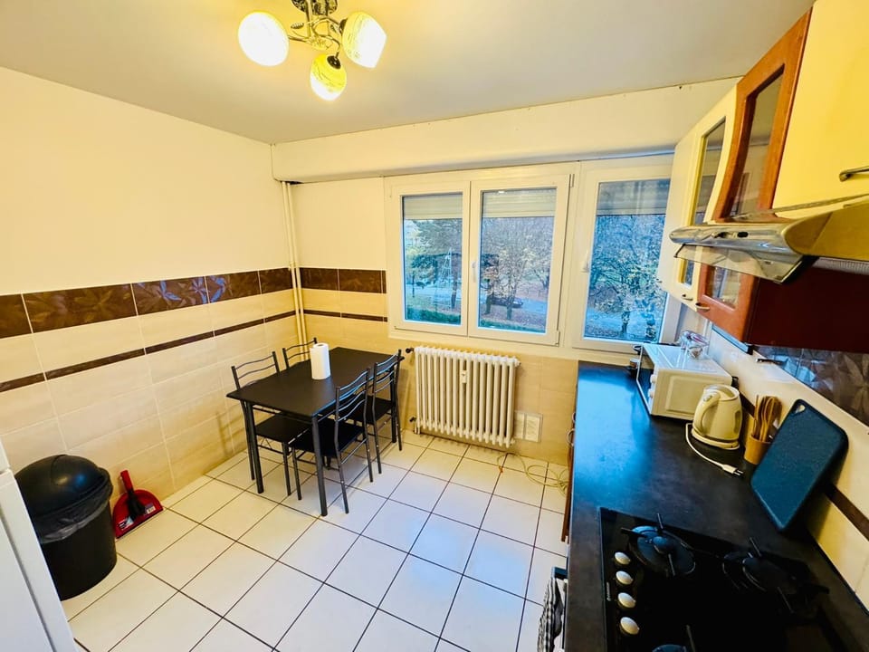 Kitchen or kitchenette, Dining area, oven, stove