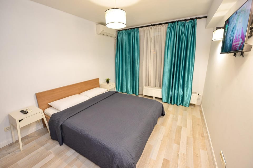Bed, TV and multimedia, Photo of the whole room, Bedroom