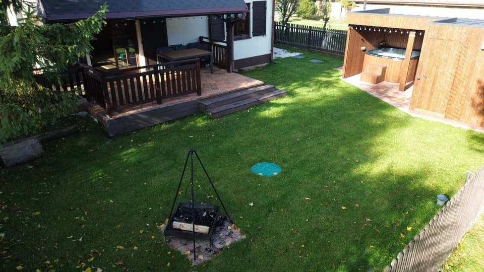 Property building, Spring, Day, Natural landscape, BBQ facilities, Garden, Garden