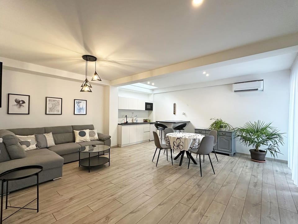 Kitchen or kitchenette, Living room, Seating area, Dining area