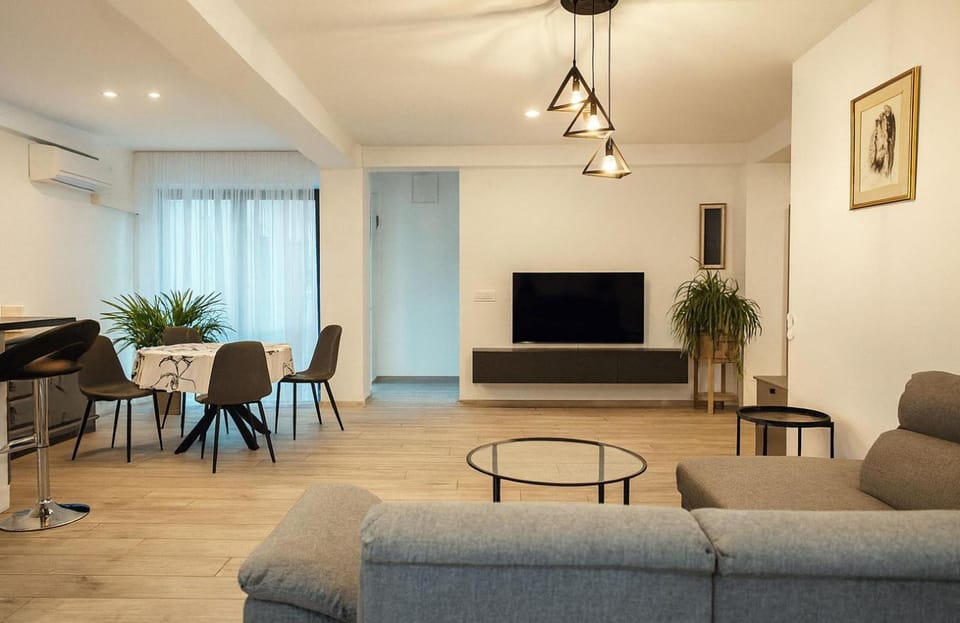 TV and multimedia, Living room, Dining area