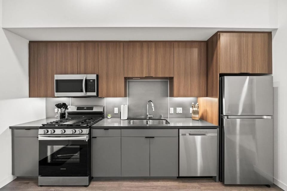 Top-Floor Gem & Heated Pool Walk to Attractions Apartment in Long Beach